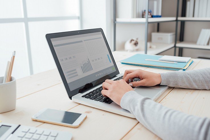 Mann am arbeiten am Computer an seinem Schreibtisch