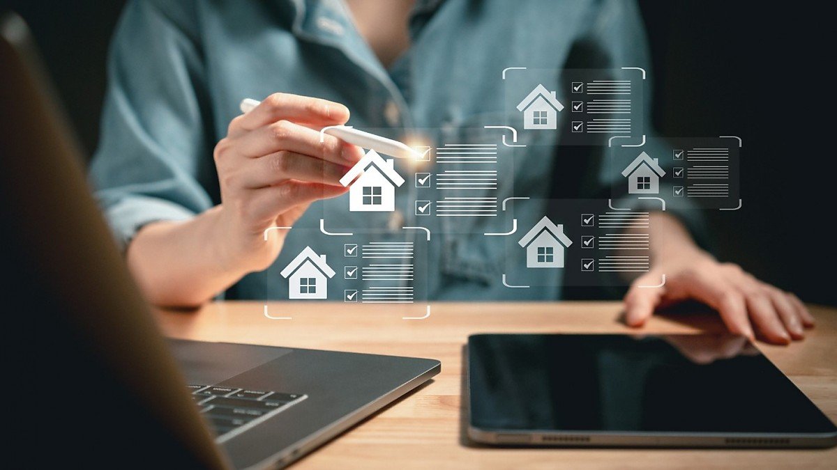 Digitale Immobiliensuche auf Laptop und Tablet � moderne Immobilienauswahl, Wohnung und Haus online finden.