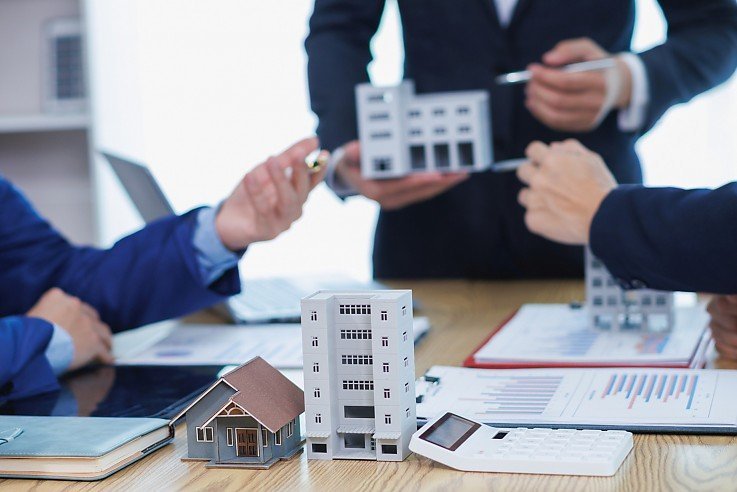  Businessteam mit Architekturmodellen und Grundrissen bei der Projektplanung im B�ro