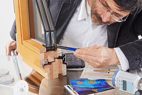 Immobilienbewertung in Schongau - Stockhausen Immobilienteam erstellt eine kostenlose und professionelle Wertermittlung Ihrer Immobilie Gutachter prüft Fensterrahmen bei Immobilienbewertung - professionelle Wertermittlung und Immobiliengutachten in Schongau