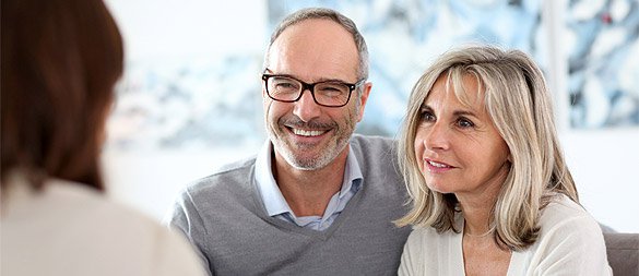Ehepaar beim Beratungsgespr�ch mit Immobilienmakler in Schongau - zufriedene Kunden bei der Immobilienberatung