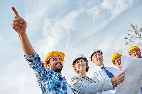 Neubauimmobilien in Schongau - Stockhausen Immobilienteam vermittelt Neubauten und Baugrundstücke in der Region Weilheim-Schongau Bauteam mit Schutzhelm und Bauplänen auf einer Baustelle - Neubau und Bauträgerimmobilien in Schongau