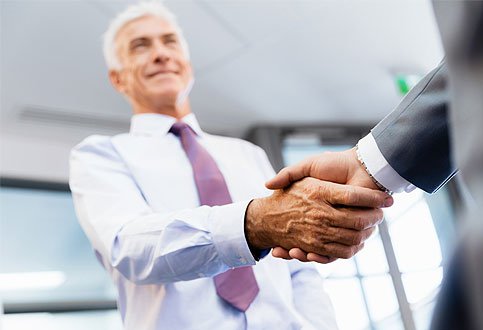 Erfolgreich Immobilien verkaufen in Schongau - Stockhausen Immobilienteam begelietet Sie bis zum erfolgreichen Abschluss Handschlag beim erfolgreichen Immobilienabschluss - Immobilienmakler und Kunde besiegeln Kauf oder Verkauf einer Immobilie in Schongau
