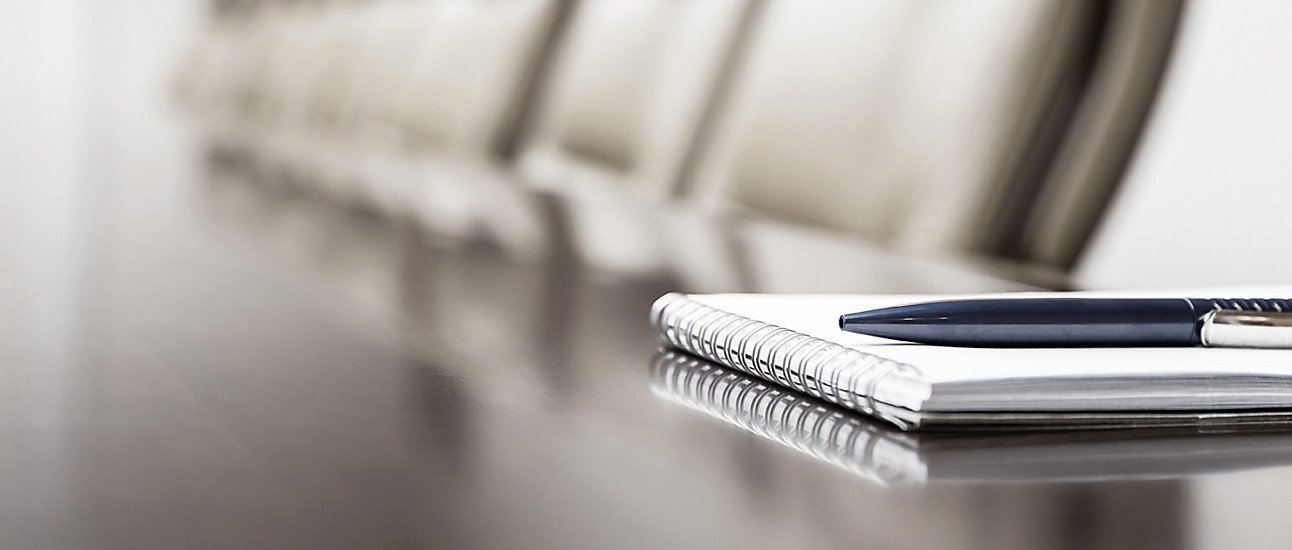 Notizbuch und Stift auf Konferenztisch - professionelle Immobilienberatung bei Stockhausen Immobilienteam in Schongau