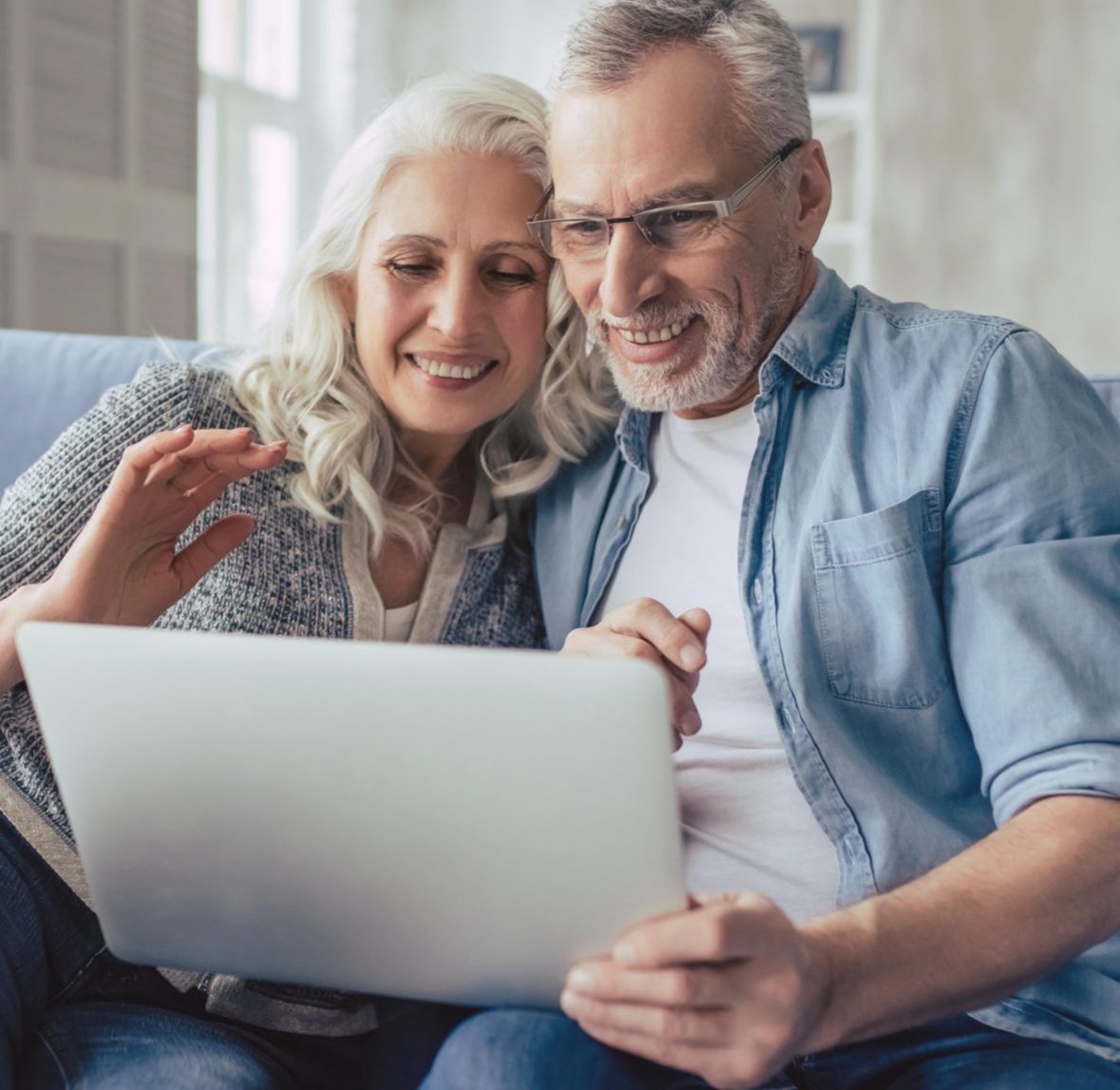 Immobilien online suchen in Schongau - aktuelle Angebote für Häuser und Wohnungen in Schongau bei Stockhausen Immobilien Älteres Ehepaar sucht gemeinsam am Laptop nach Immobilien - Immobiliensuche online bei Stockhausen Immobilienteam in Schongau