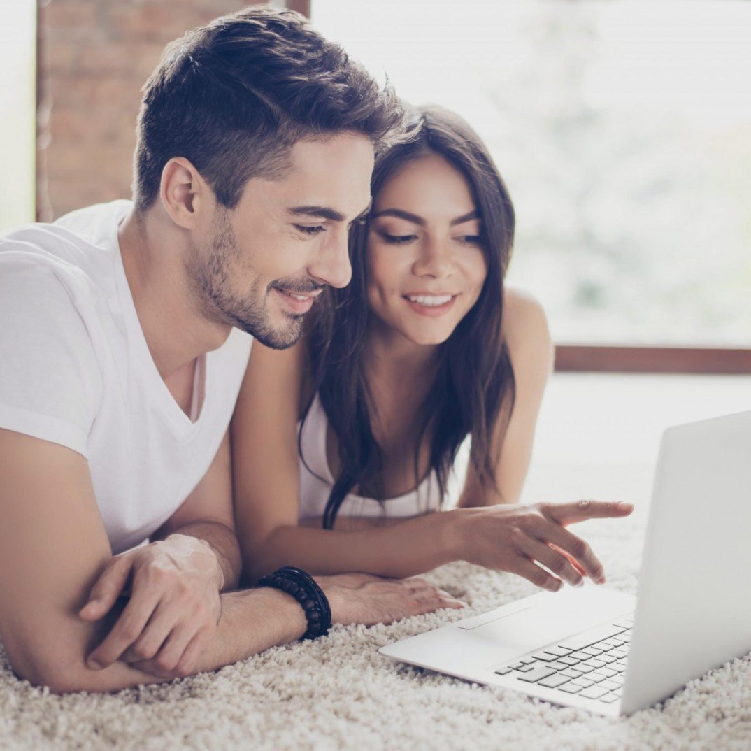 Erstimmobilie kaufen in Schongau - Stockhausen Immobilien begleitet Erstkäufer und junge Paare beim Immobilienkauf in Schnogau Junges Paar sucht gemeinsam am Laptop nach Immobilien - Wohnung oder Haus kaufen in Schongau und der Region Oberbayern